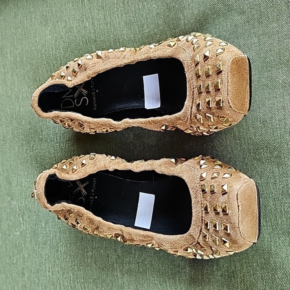 Donald J. Pliner Tan Flats with Gold Studs 6.5/7 - Picture 4 of 10